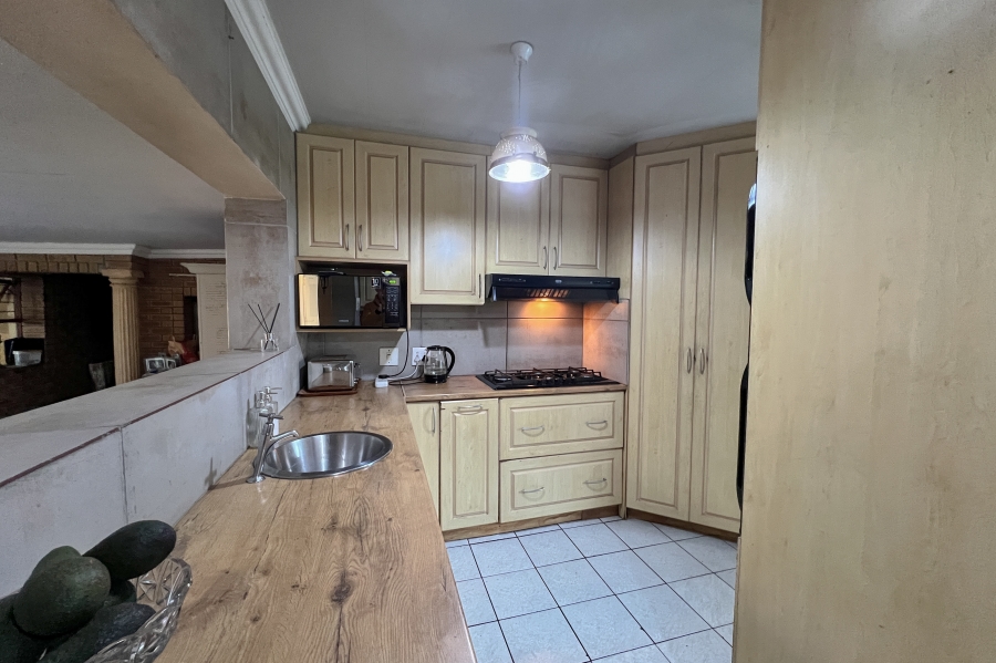 5 Bedroom Property for Sale in Vredekloof Western Cape